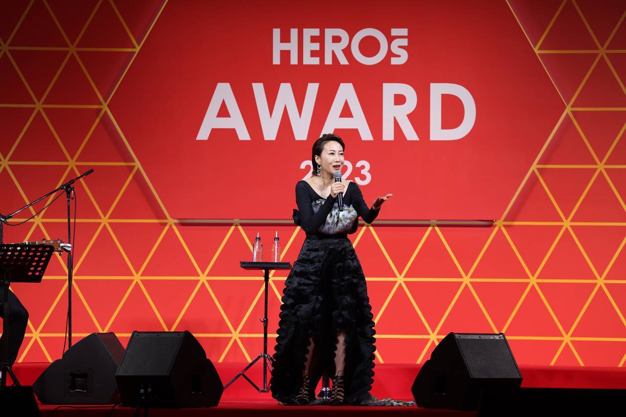 一青窈「ハナミズキ」熱唱、息を飲む圧巻の歌声　「HEROs AWARD」アーティスト３人目の受賞