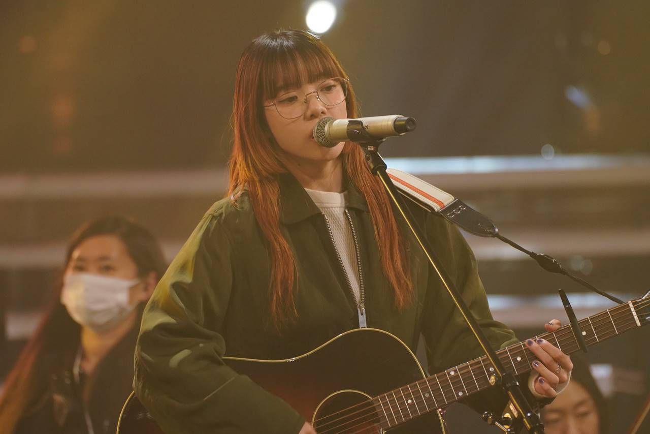 あいみょん、リハから温かい伸びやかな歌声　『らんまん』名シーンをバックに：紅白リハ（音合わせ）