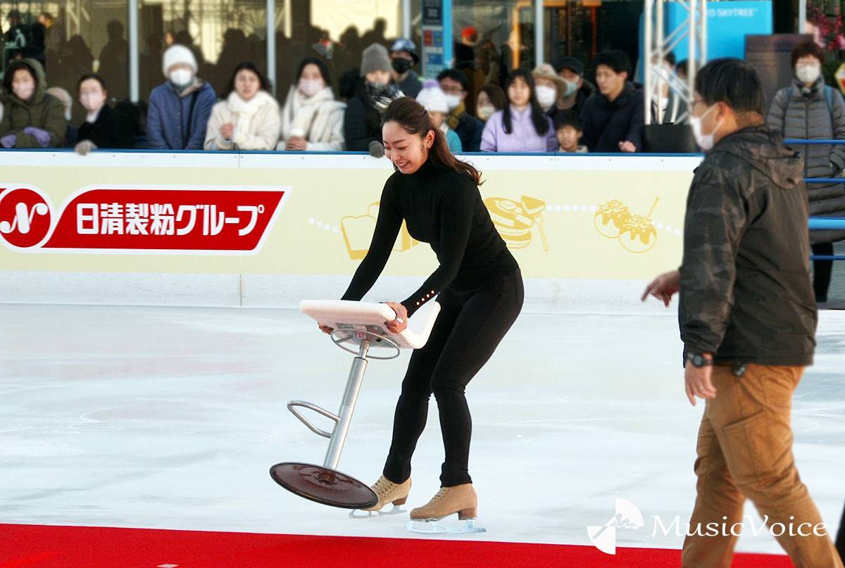 安藤美姫、初滑り後のステージ転換で見せた気遣い　設営を手伝う