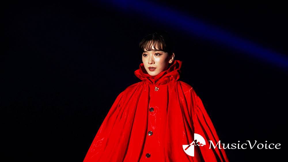 永野芽郁、サプライズ登場に大歓喜　華々しい幕開け飾る　投げキッスも