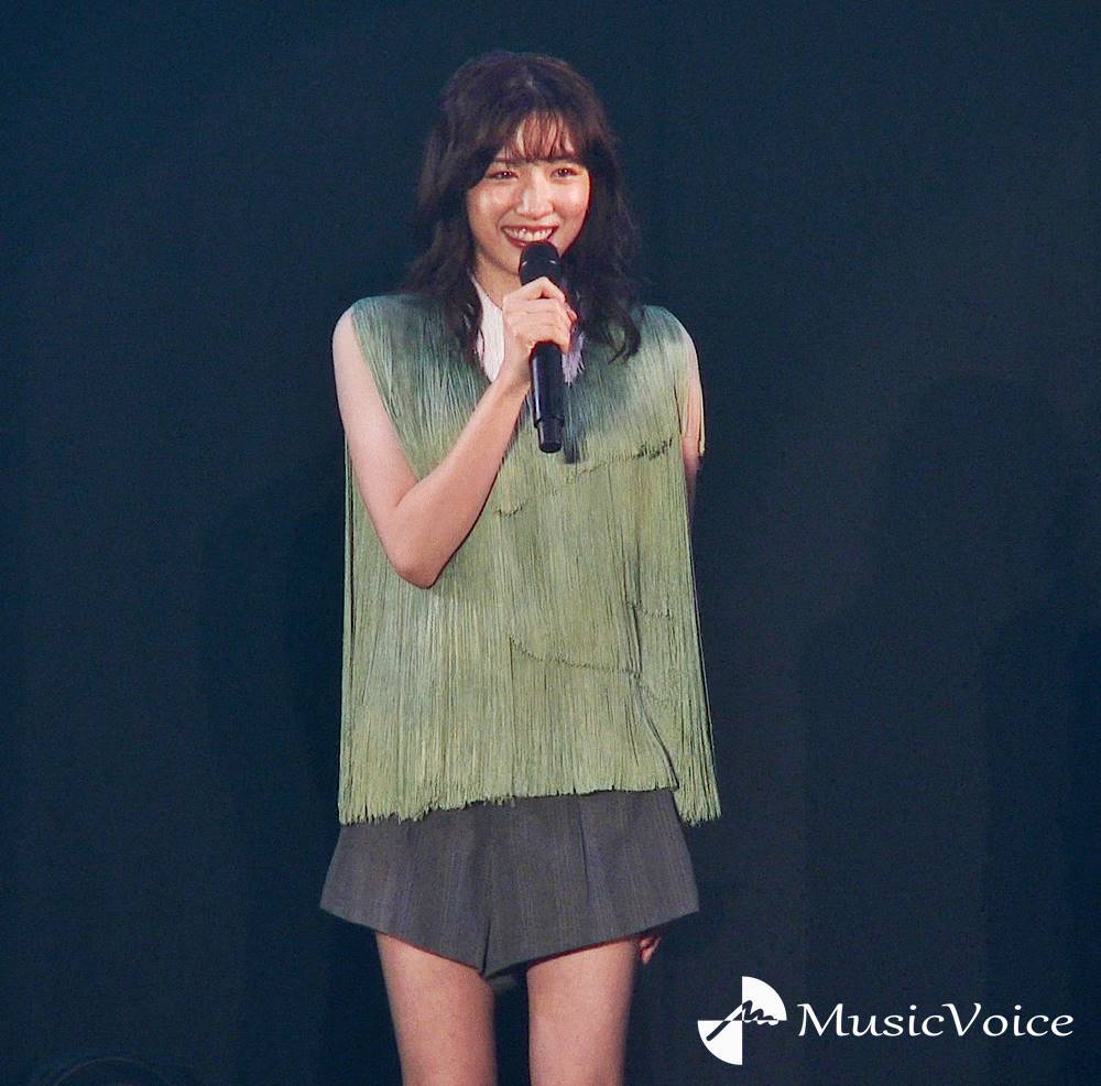 永野芽郁、レアな生足美脚！「かわいい！」の声にその場でくるりん