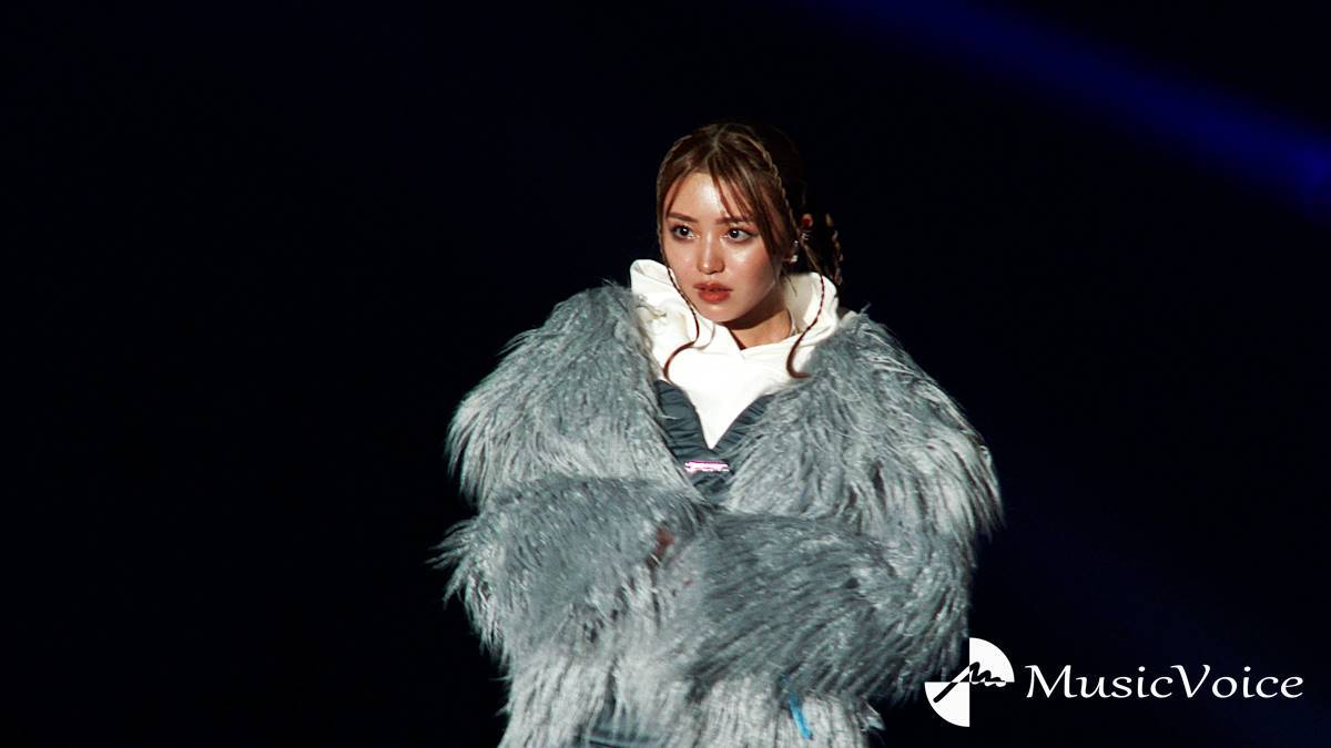 香音、スリットスカートから美脚　大人コーデに「可愛い」「最強」