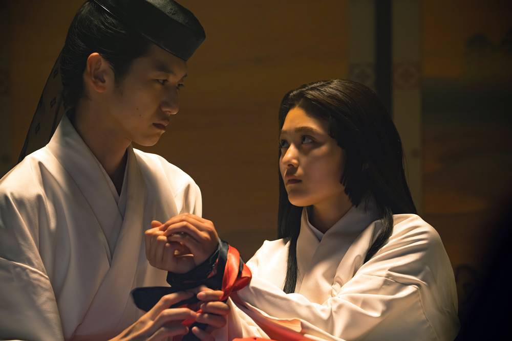 『光る君へ』花山天皇キャラ強烈、本郷奏多がトレンド入り　手首を帯で縛る姿も「絵になる」