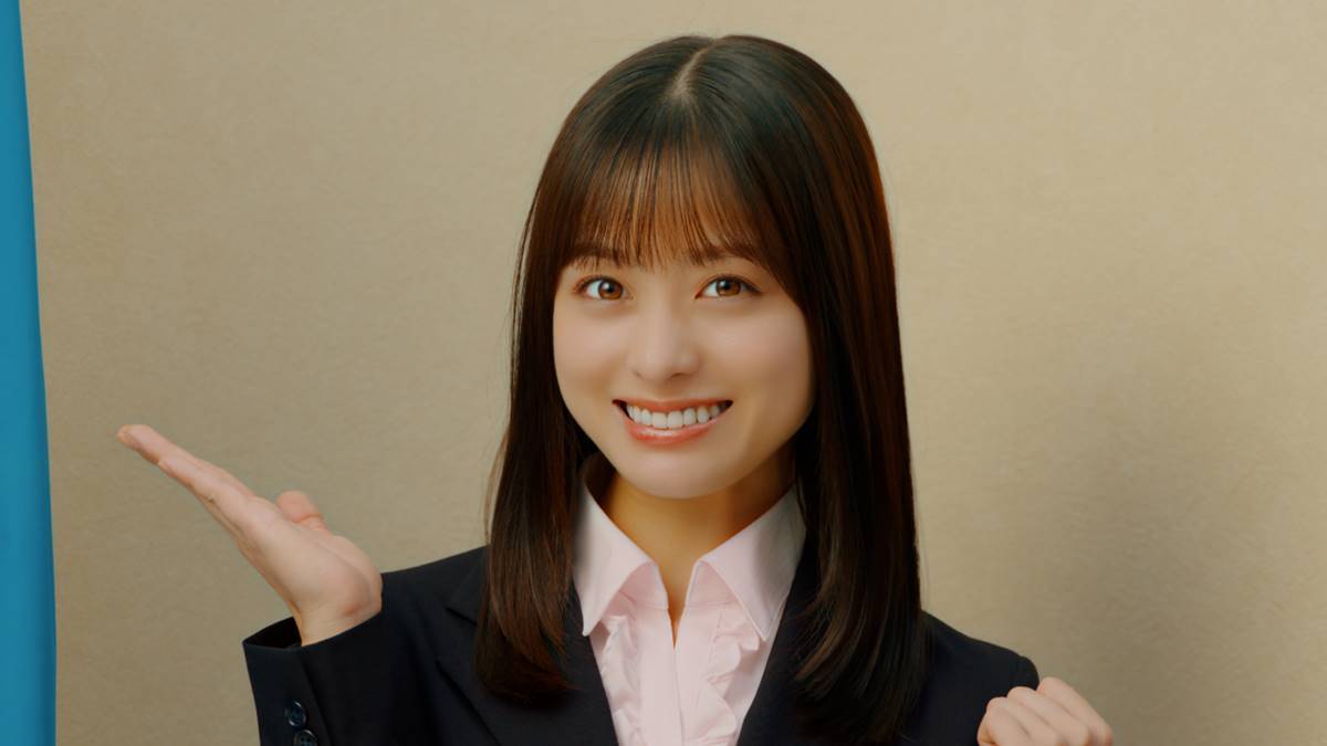 橋本環奈がスーツ着こなし、初共演の千鳥と親子役