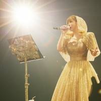 浜崎あゆみ、カウントダウン・ライブで「no more words」などレア曲含む計23曲を披露