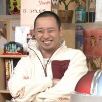 金爆・鬼龍院翔、箱根・九頭龍神社で渾身の“海落ち”を披露