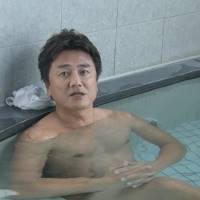 金爆・鬼龍院翔、箱根・九頭龍神社で渾身の“海落ち”を披露