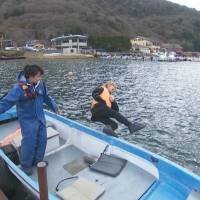 金爆・鬼龍院翔、箱根・九頭龍神社で渾身の“海落ち”を披露