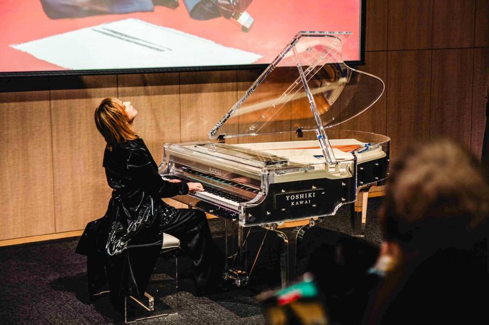 YOSHIKIが愛用したクリスタルピアノがチャリティーオークションで4000万円で落札「まだまだ支援が必要」