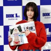 AKB48下尾みう、セクシーなビキニ姿での謎ポーズは“エヴァ”イメージ