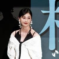 松本若菜、美スタイル際立つドレス姿　遊女役で引き締まった美腹筋も