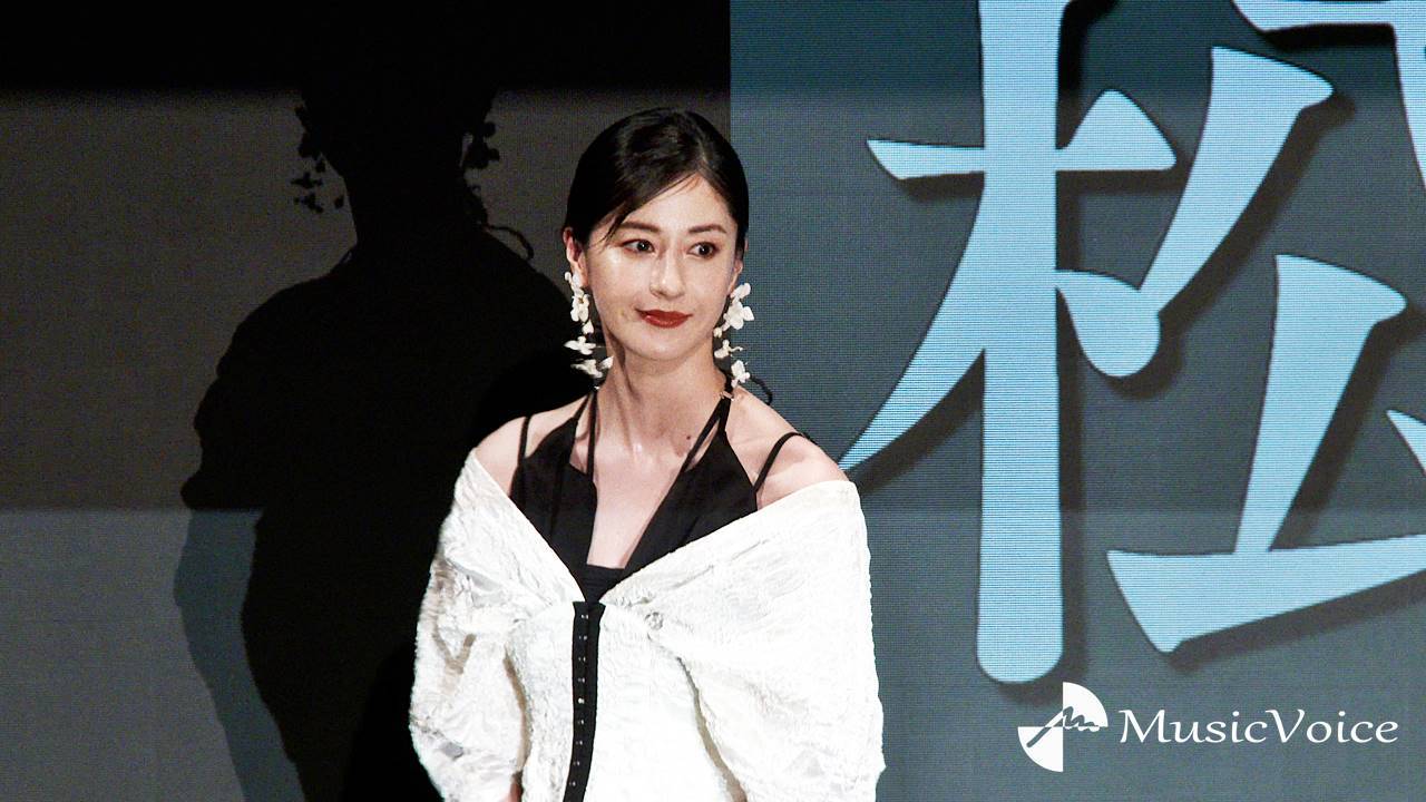 松本若菜、美スタイル際立つドレス姿　遊女役で引き締まった美腹筋も