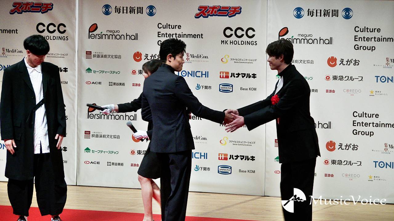 鈴木亮平＆宮沢氷魚『エゴイスト』で揃って表彰式、隣合わせに笑顔「不思議な気持ち」