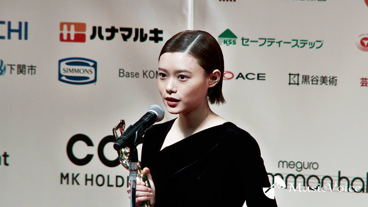 杉咲花「市子」女優主演賞、背中開きドレスで表彰式　監督が杉咲に感じた「強い引力」
