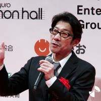 阪本順治監督、モノクロ映画の魅力「光と影の世界」墨絵の映像美が一つの言語に