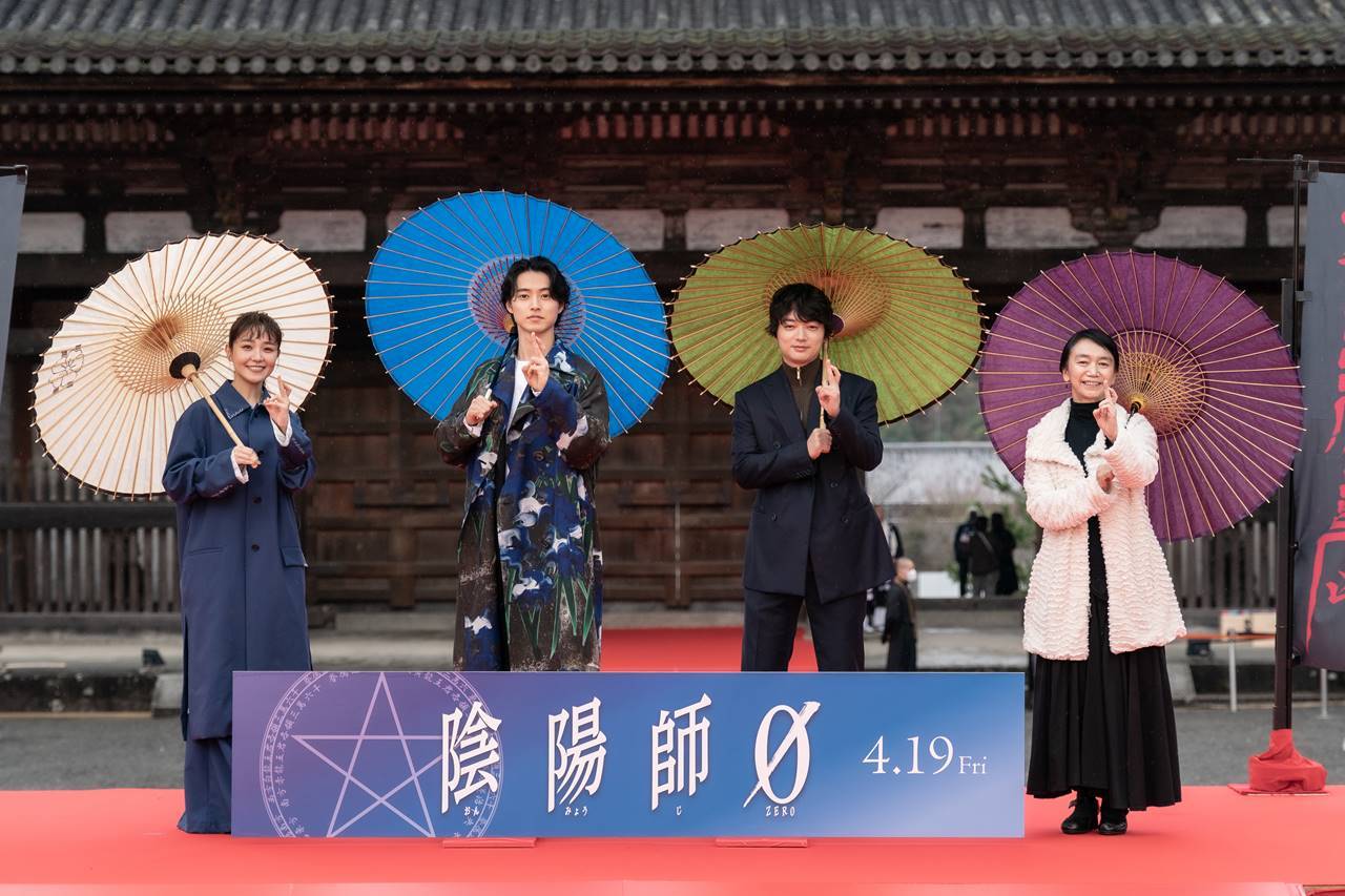 山﨑賢人×染谷将太×奈緒、降雨で急きょ和傘　晴明ポーズも