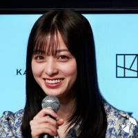 【動画】橋本環奈、ロケ地スペインでも「シーフード食べてビール」
