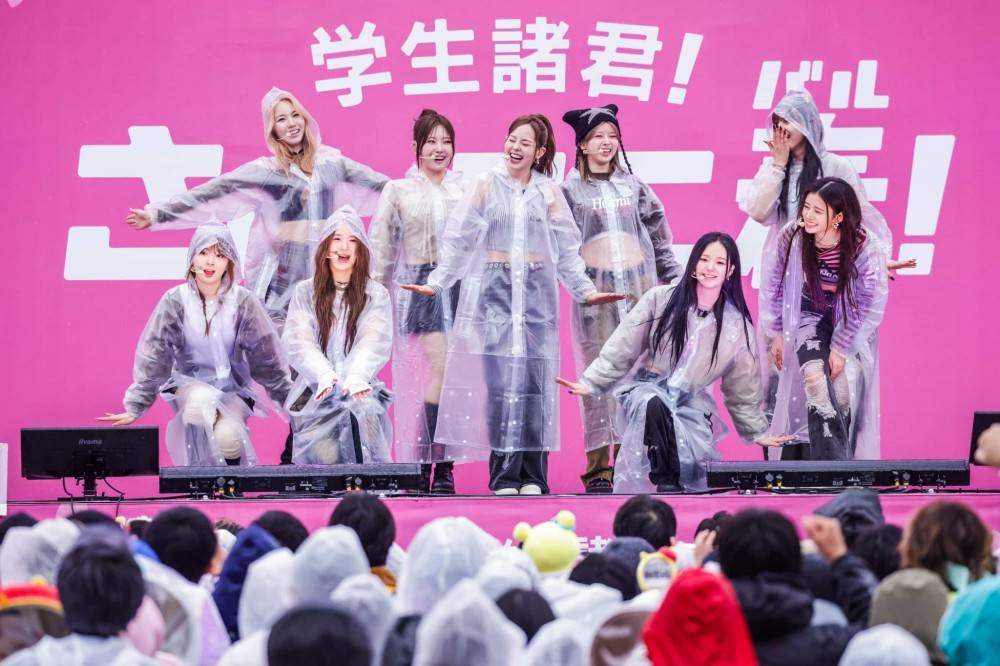 NiziU「ユニ春！ライブ 2024」に出演　雨天の中「Memories」初パフォーマンス