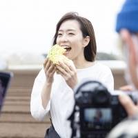 石川佳純、農場で野菜頬張る　おいしそうな表情に生産者も笑顔
