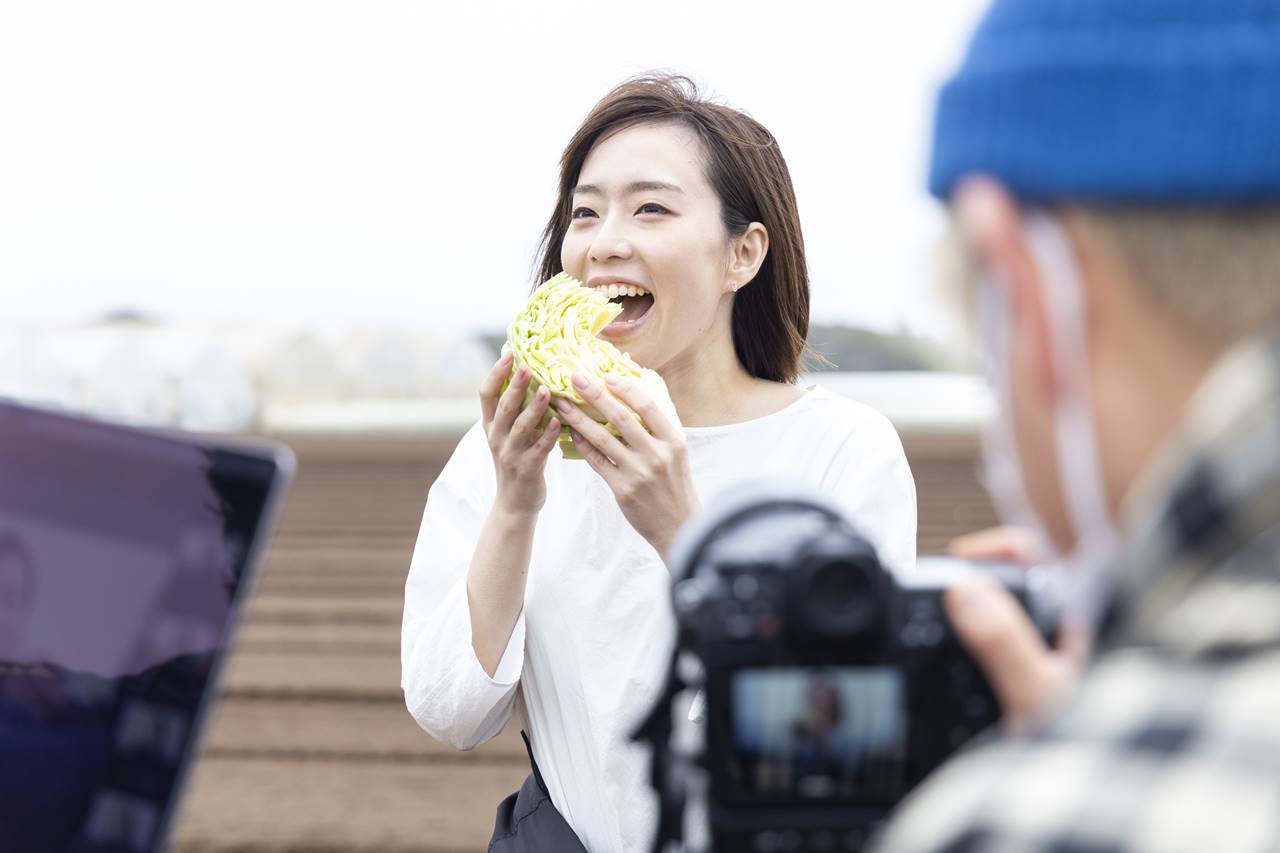 石川佳純、農場で野菜頬張る　おいしそうな表情に生産者も笑顔