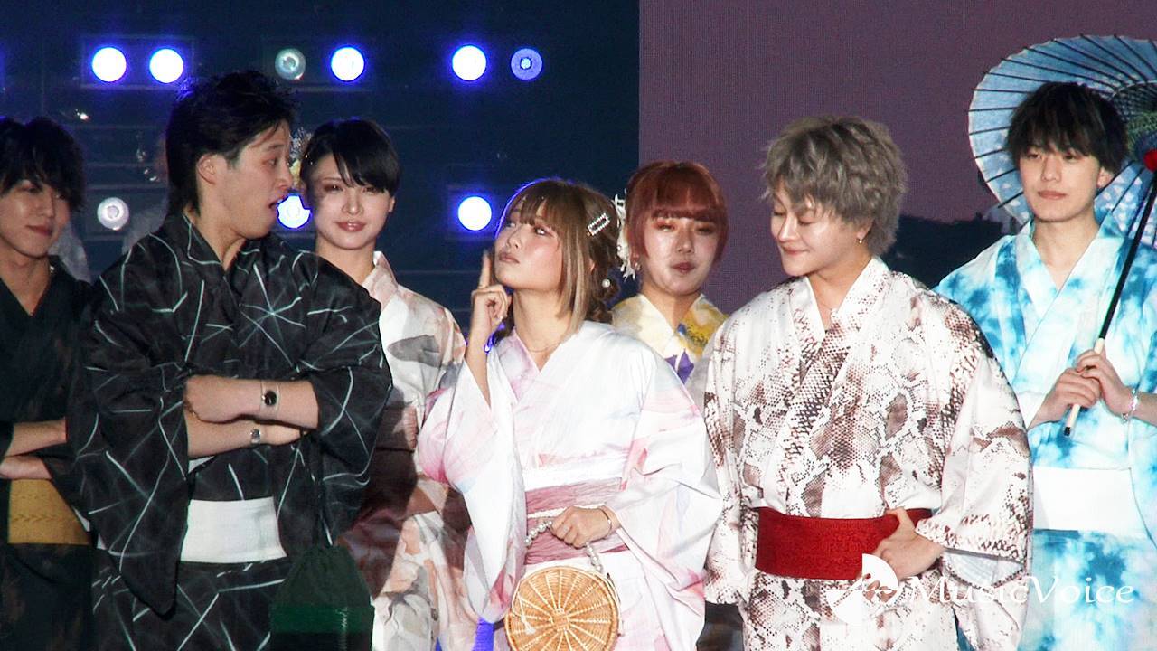 人気YouTuber・フォーエイト48あみか、交際中のアマリザに頬キスおねだり