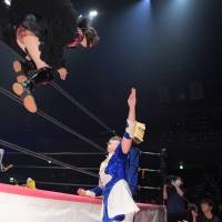 元AKB48湯本亜美、プロレスデビュー戦で飛んだ！角田奈穂とのタッグで初陣飾る