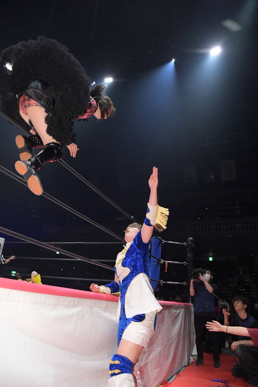 元AKB48湯本亜美、プロレスデビュー戦で飛んだ！角田奈穂とのタッグで初陣飾る