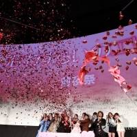 NiziU、映画『恋わずらいのエリー』前夜祭イベント