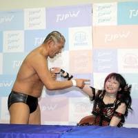 【動画】鈴木みのる、騒ぐ伊藤麻希に激怒　伊藤は惨敗もラブコール