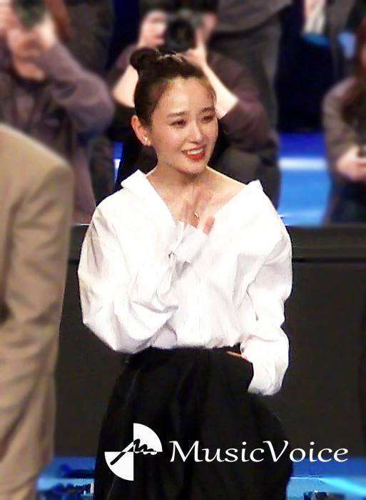 奈緒、大人なルーズな着こなしで美デコルテ露わ　平安時代の恋愛模様は「定めは悪いことじゃない」