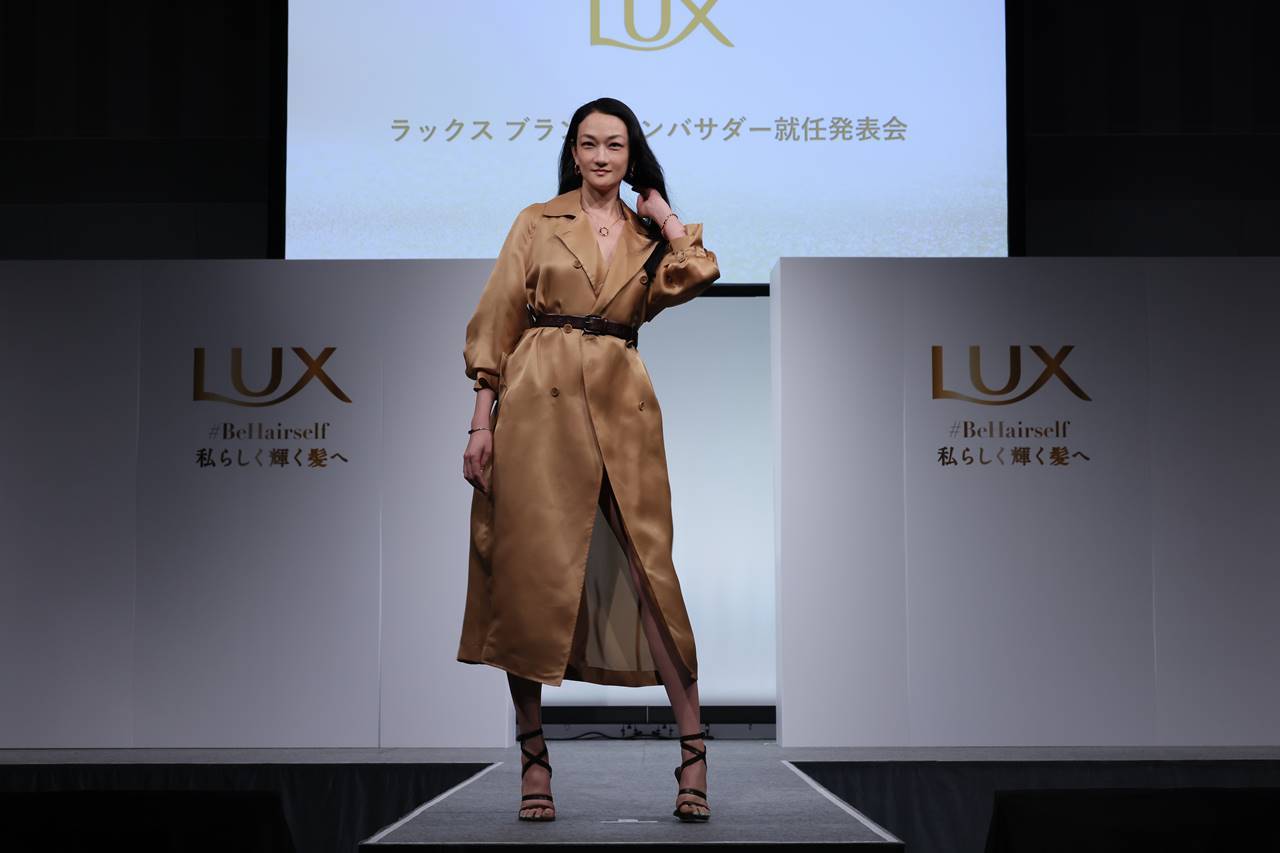 冨永愛、ツヤ髪なびかせランウェイ　抜群のスタイルにヒコロヒー「神々しい。脚が長い」