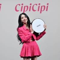 TWICEチェヨン、プリーツの超ミニスカで美脚　引き締まった美ウエストも