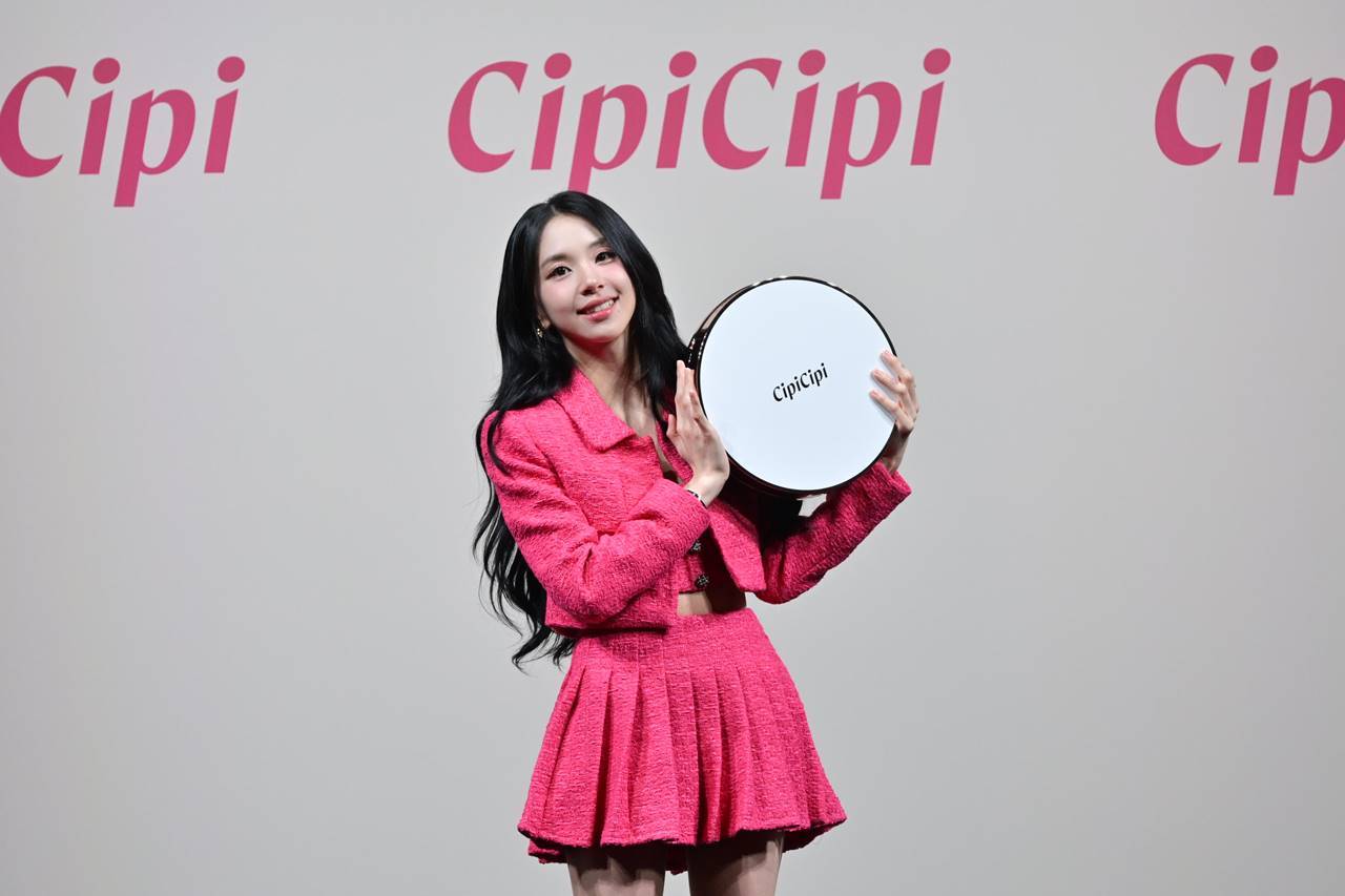 TWICEチェヨン、プリーツの超ミニスカで美脚　引き締まった美ウエストも