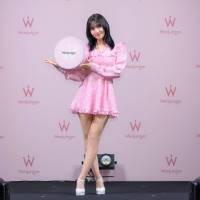 TWICEモモ、超ミニワンピで美脚