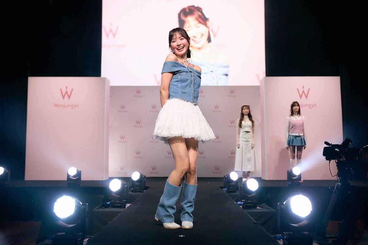 兒玉遥、オフショル＆ミニスカコーデをキュートに着こなし
