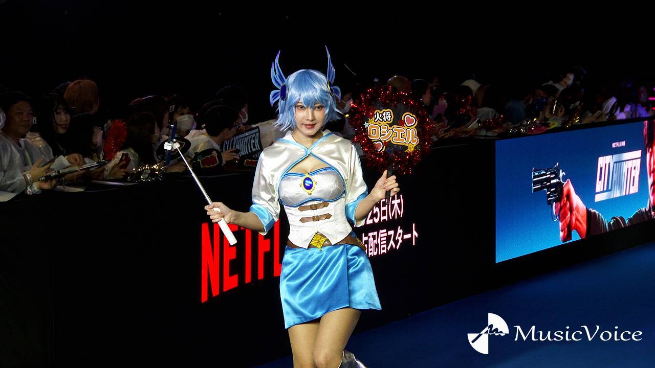 火将ロシエル、際どい大胆コスプレ姿でブルーカーペット