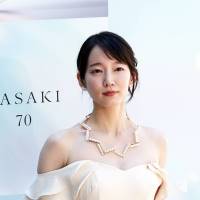 吉岡里帆、美しく輝く胸元　約1000万円のネックレス　個性的な雰囲気とパールの上品さ