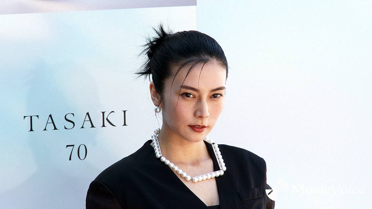 柴咲コウ「美人炸裂」「オーラが凄い」ブラックのセットアップ姿が反響