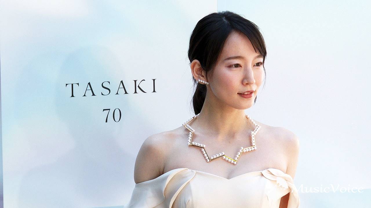 吉岡里帆「最強です」「何と美しい」オフショルダーのドレス姿が反響