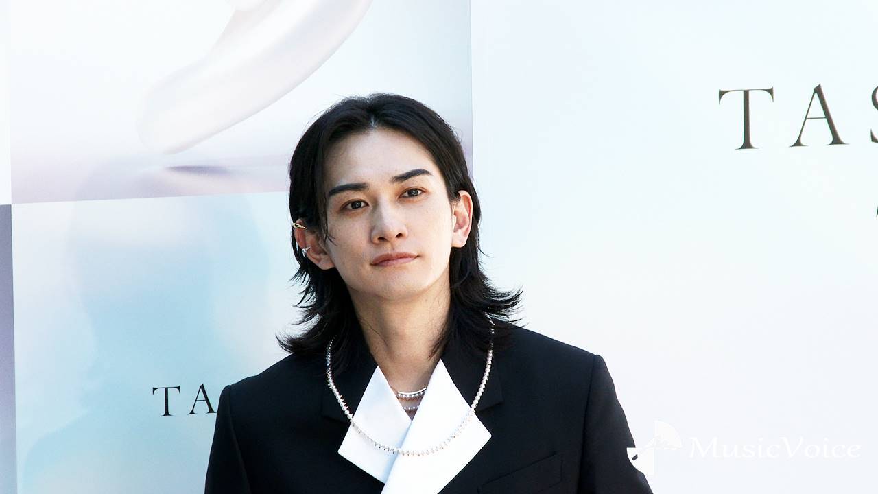 町田啓太、イヤカフやグラスコード…豪華ジュエリー　遊び心ある洗練された付けこなし