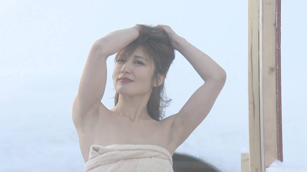 熊田曜子、腹筋バキバキボディでセクシーなポールダンスを披露