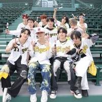 JO1「阪神対巨人」今季初の甲子園伝統の一戦に登場　阪神コラボ曲「Test Drive」初パフォーマンス