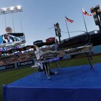 YOSHIKI、突然の音響トラブルに即興で間奏を作曲しアメリカ国歌を２回演奏