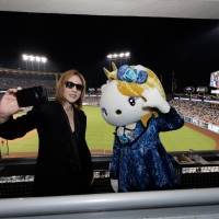 YOSHIKI、突然の音響トラブルに即興で間奏を作曲しアメリカ国歌を２回演奏