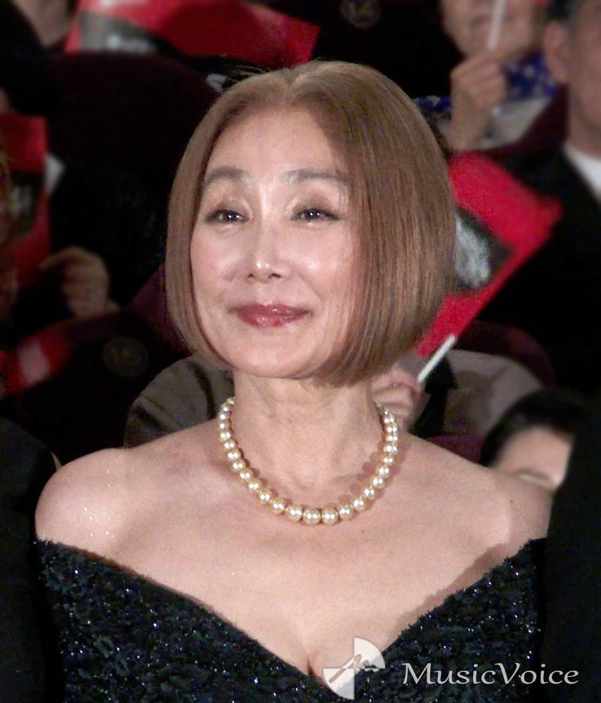 浅野温子、大胆オフショルドレス　舘＆恭兵の凄さ「今回はガーン感じています」