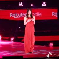 今田美桜、美肩出しワンピでランウェイ