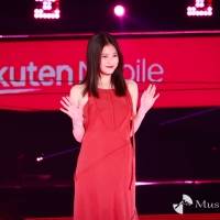 今田美桜、美肩出しワンピでランウェイ