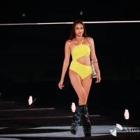 香川沙耶、大胆スイムウェア