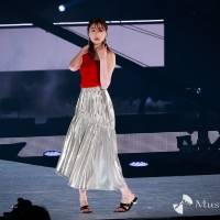 髙橋ひかる、ワンショルダーニット