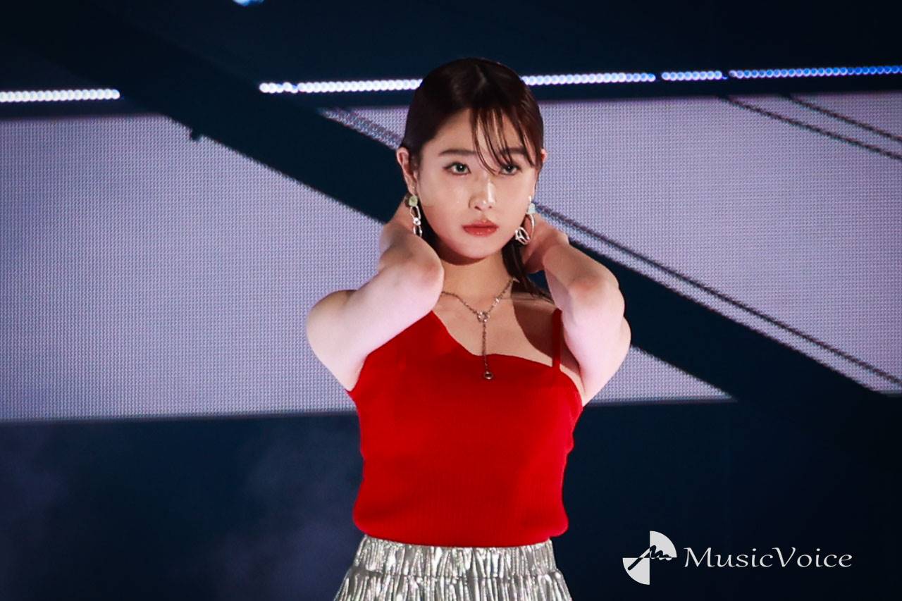 髙橋ひかる、美肌が光る大胆なワンショルダーニット